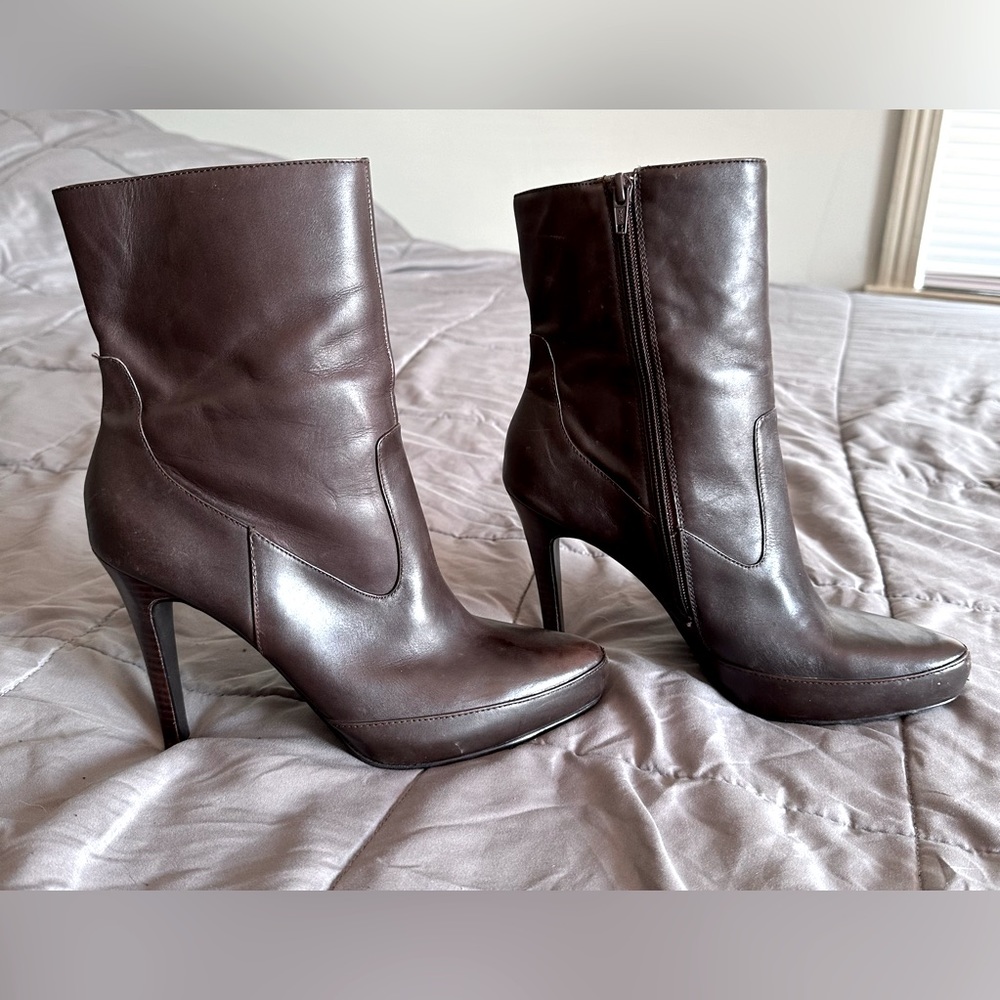 Kristin Davis - “Nicole” leather heeled boots size 8.5